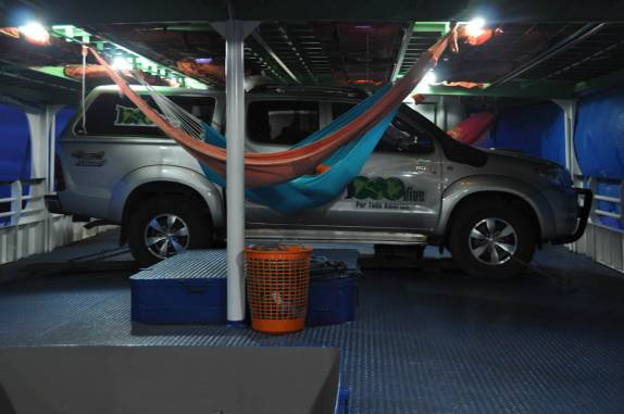 Fiona no convés inferior do barco Luiz Afonso, à caminho de Santarém - PA